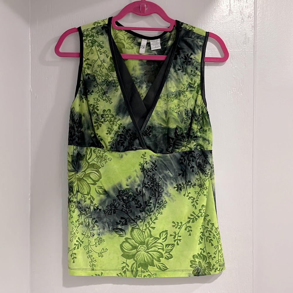 Green jacquard sleeveless blouse